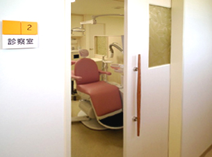 車椅子のまま通れる廊下と、そのまま入れる診療室